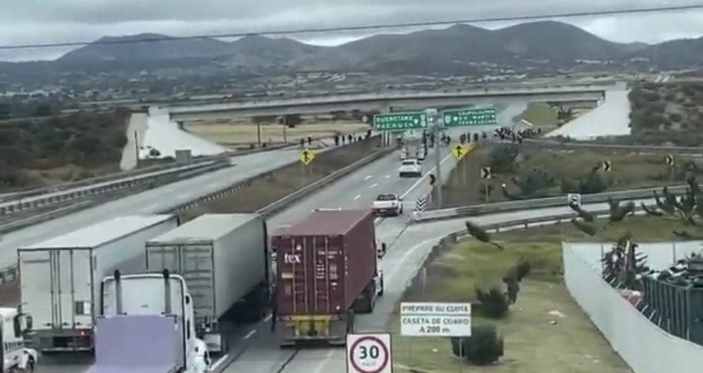 Accidente en la autopista de Tlaxcala con vehículos detenidos y daños en la estructura, reporte de varias unidades afectadas y recomendaciones de precaución para los conductores en la zona.