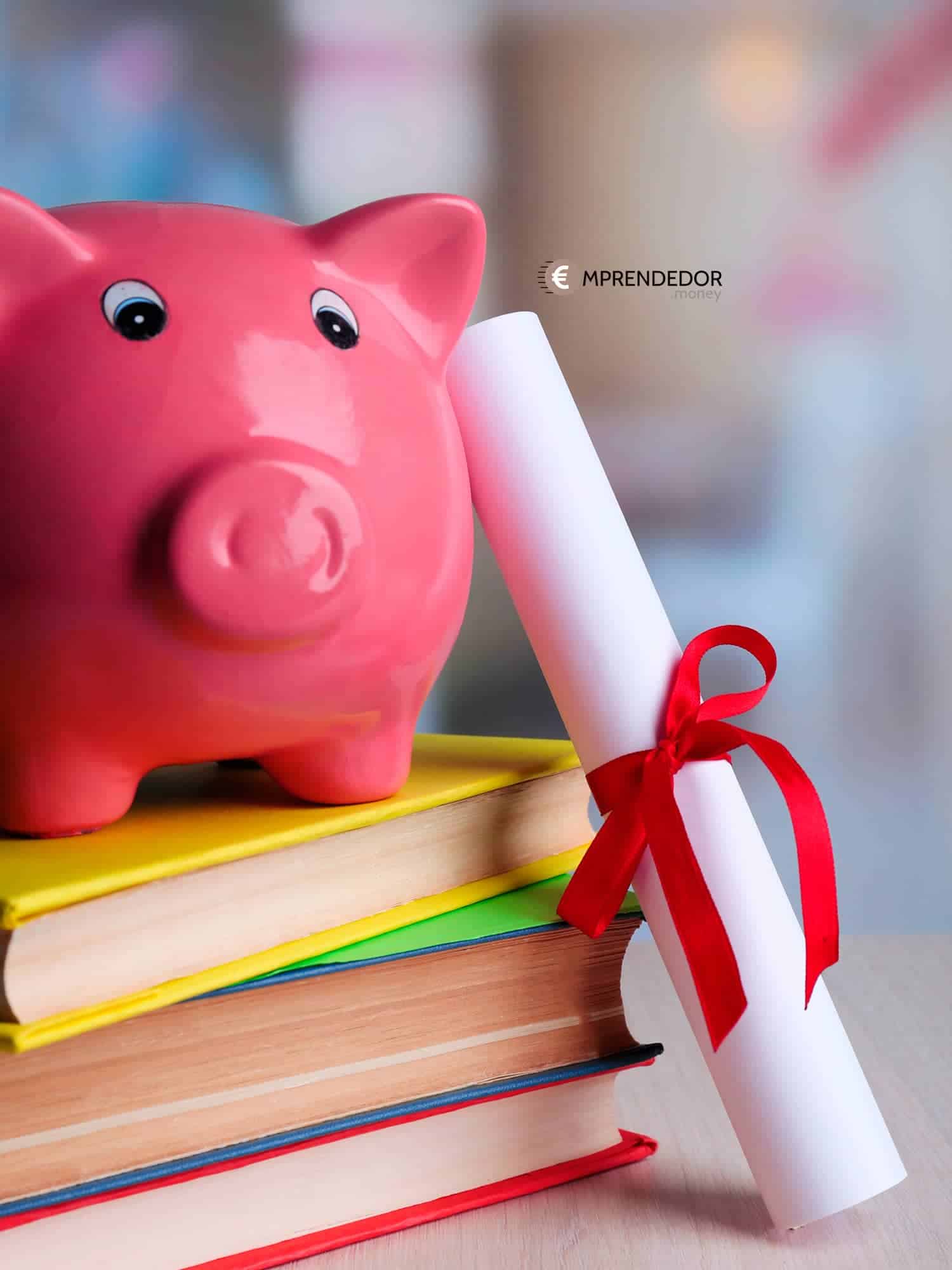 Hucha rosa sobre libros y un diploma con lazo rojo. Ideas efectivas para "cómo ganar dinero siendo estudiante".