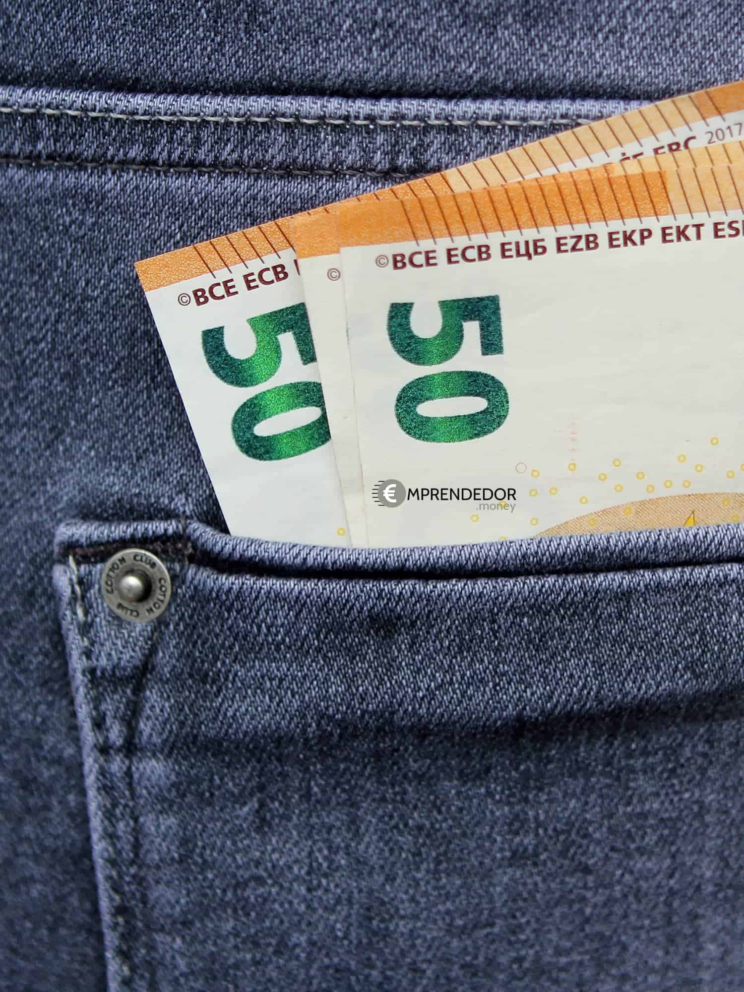 Billetes de 50 euros asomando de un bolsillo: Descubre 7 hacks para gastar menos dinero.