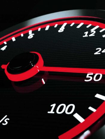 Ilustración de un velocímetro en Mb/s para un artículo sobre cómo aumentar y mejorar la velocidad de tu conexión a Internet.