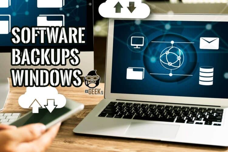 Portátil y móvil con iconos de copias en la nube y programas de copia de seguridad para Windows