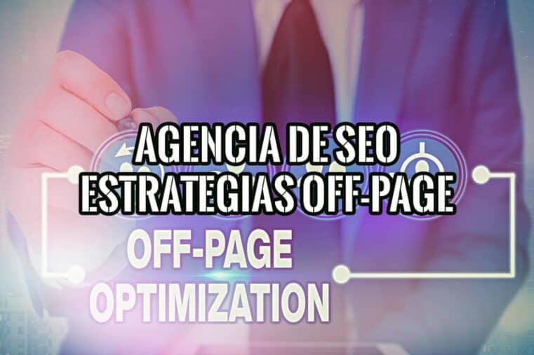 Imagen de una persona mostrando la frase "Agencia de SEO Estrategias Off-Page" en una pantalla.