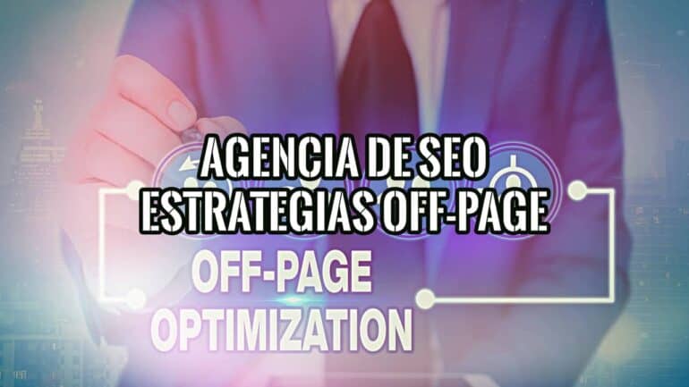 Imagen de una persona mostrando la frase "Agencia de SEO Estrategias Off-Page" en una pantalla.