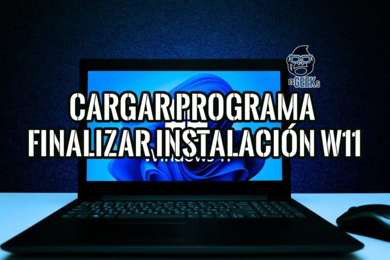 Portátil con la pantalla de inicio de Windows 11, con texto superpuesto que indica un truco para cargar un programa al final de la instalación.