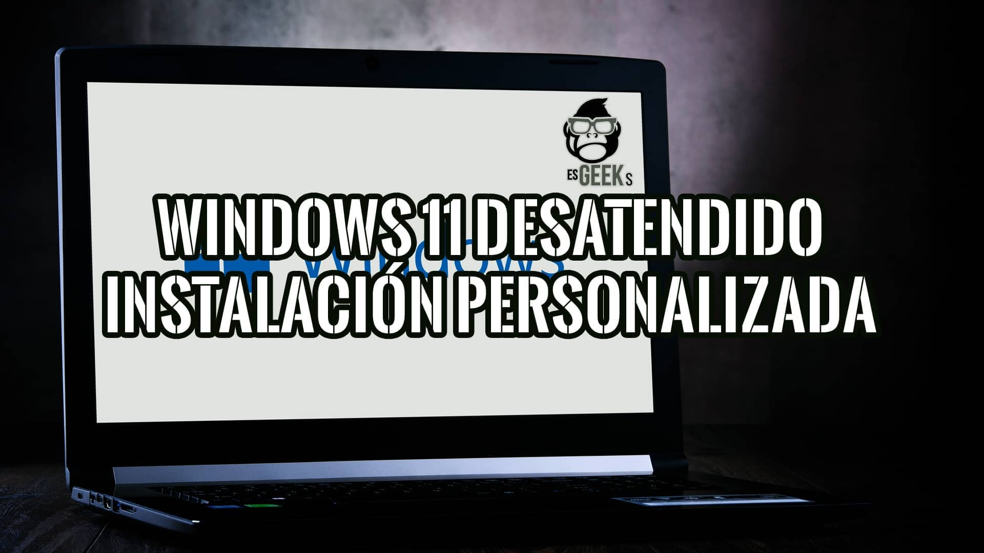 Portátil con la pantalla mostrando el título "Windows 11 Desatendido: Instalación Personalizada".