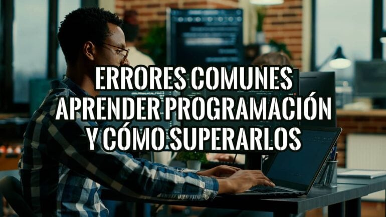Imagen de un programador trabajando en su ordenador, con texto sobre errores comunes en el aprendizaje de programación.