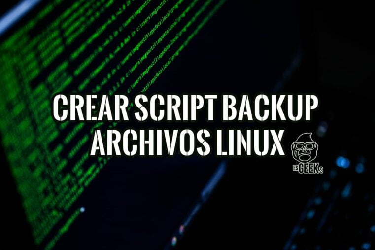 Una imagen de un portátil mostrando código en la pantalla, con el texto "CREAR SCRIPT BACKUP ARCHIVOS LINUX" superpuesto.