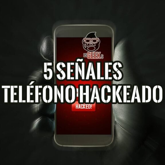 Una mano con guante oscuro sosteniendo un smartphone cuya pantalla muestra el título "5 SEÑALES TELÉFONO HACKEADO" y el logo de "esGEEKS", con una advertencia "HACKED!" en rojo en la parte inferior.