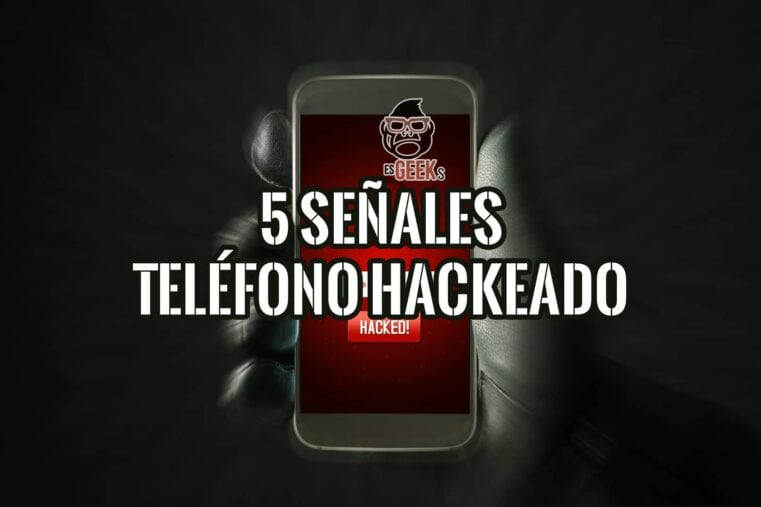 Una mano con guante oscuro sosteniendo un smartphone cuya pantalla muestra el título "5 SEÑALES TELÉFONO HACKEADO" y el logo de "esGEEKS", con una advertencia "HACKED!" en rojo en la parte inferior.