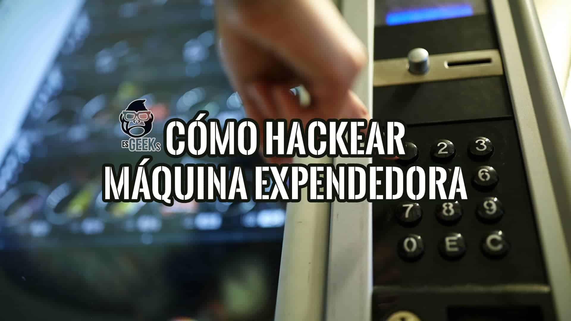 Una mano presiona un botón numérico en el panel de una máquina expendedora. El título superpuesto dice "CÓMO HACKEAR MÁQUINA EXPENDEDORA".