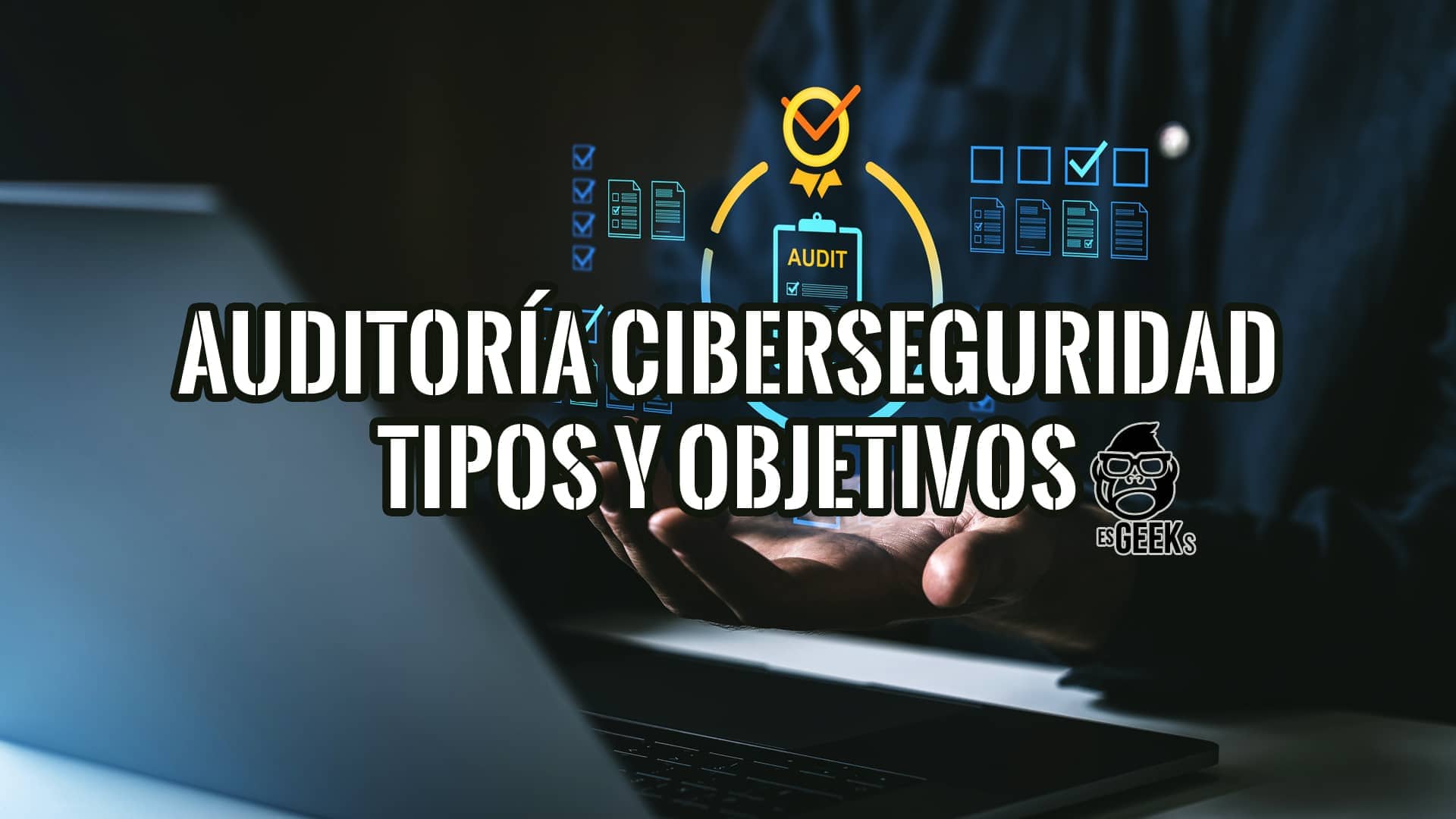 Manos sosteniendo hologramas de iconos relacionados con auditoría de ciberseguridad sobre un ordenador portátil.