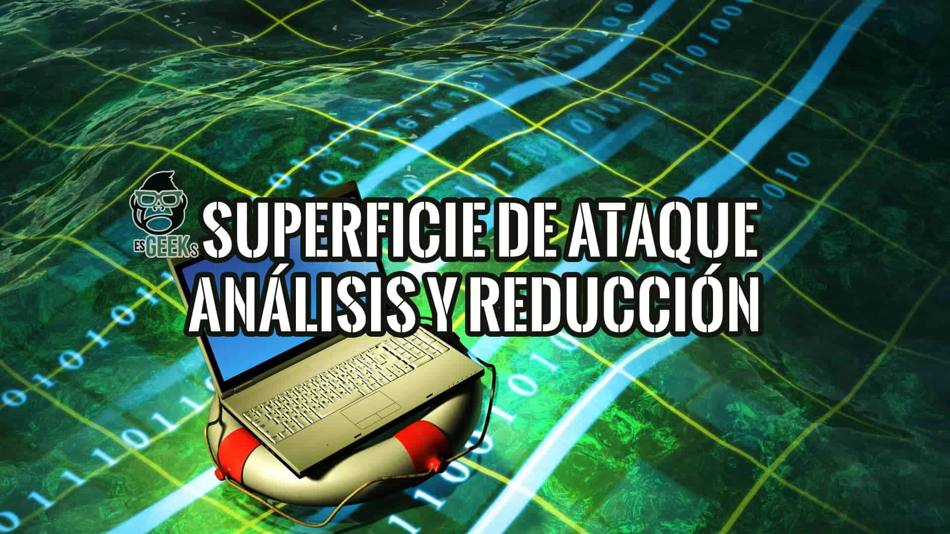 Un portátil en un flotador sobre un mar de código binario. Análisis y reducción de la superficie de ataque en ciberseguridad.