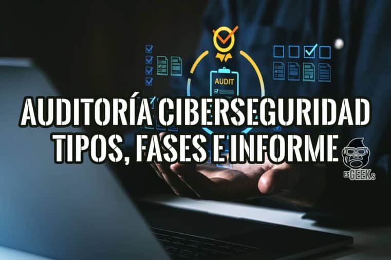 Manos sobre un portátil con un panel de auditoría de ciberseguridad, listas de verificación y documentos aprobados