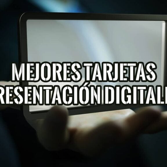 Mano sosteniendo una pantalla que dice "Mejores Tarjetas Presentación Digitales". Descubre las mejores opciones del 2025.