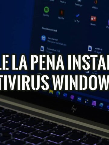 Laptop mostrando si vale la pena o no instalar un antivirus en Windows 11, con la interfaz de inicio del sistema operativo.