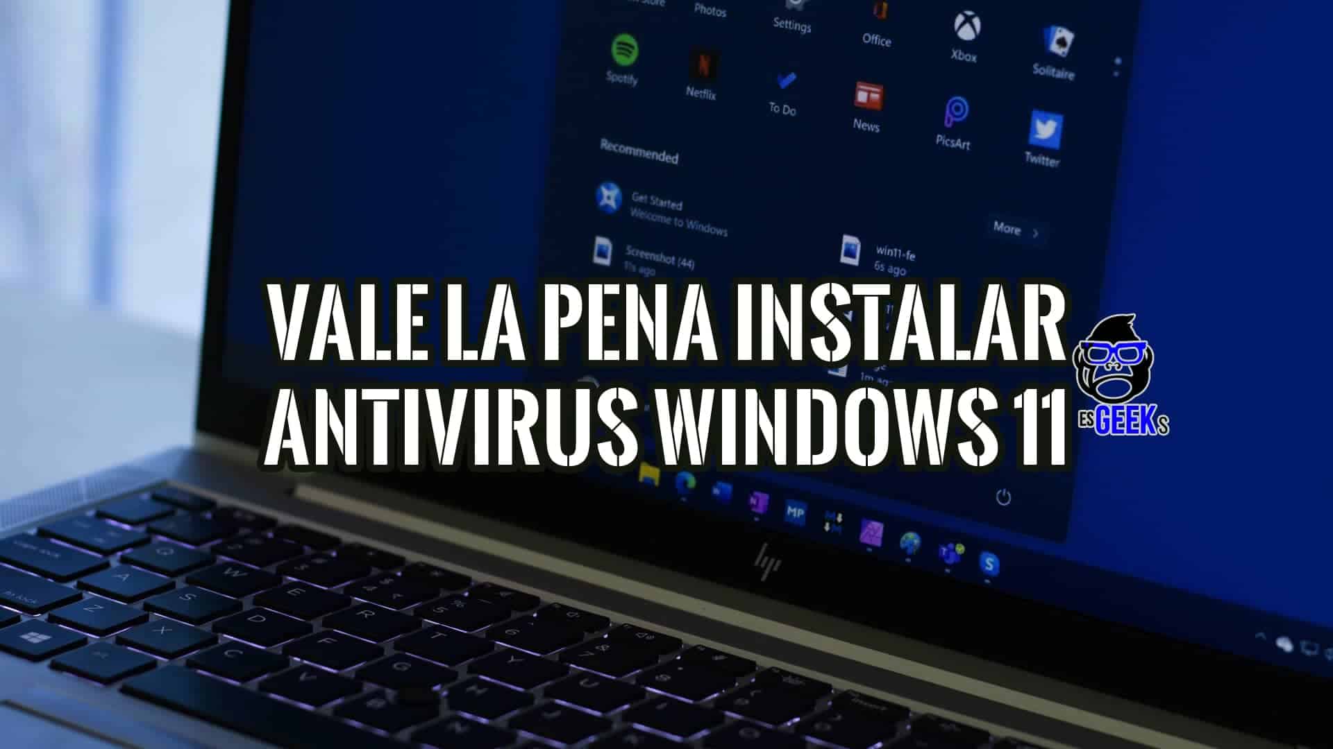 Laptop mostrando si vale la pena o no instalar un antivirus en Windows 11, con la interfaz de inicio del sistema operativo.