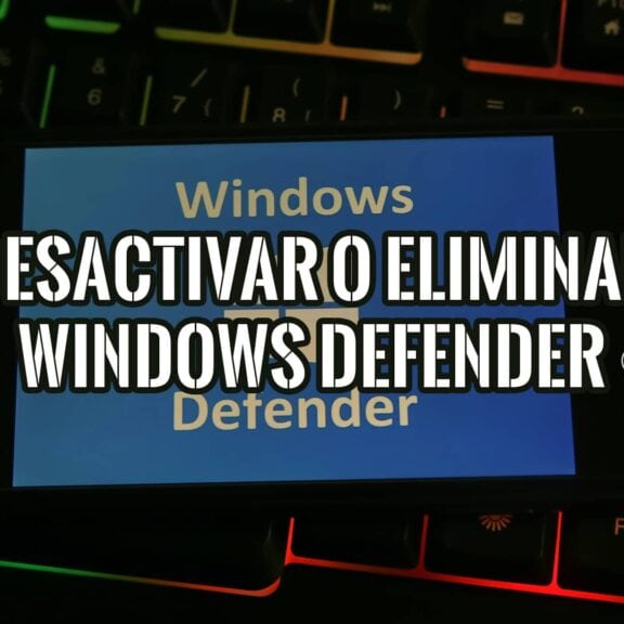 Un teléfono móvil muestra el texto "Desactivar o Eliminar Windows Defender" sobre un teclado iluminado.