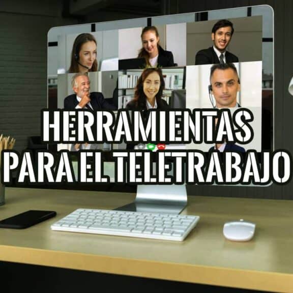 Ordenador con una videollamada de equipo sobre un escritorio y el texto Herramientas para el teletrabajo