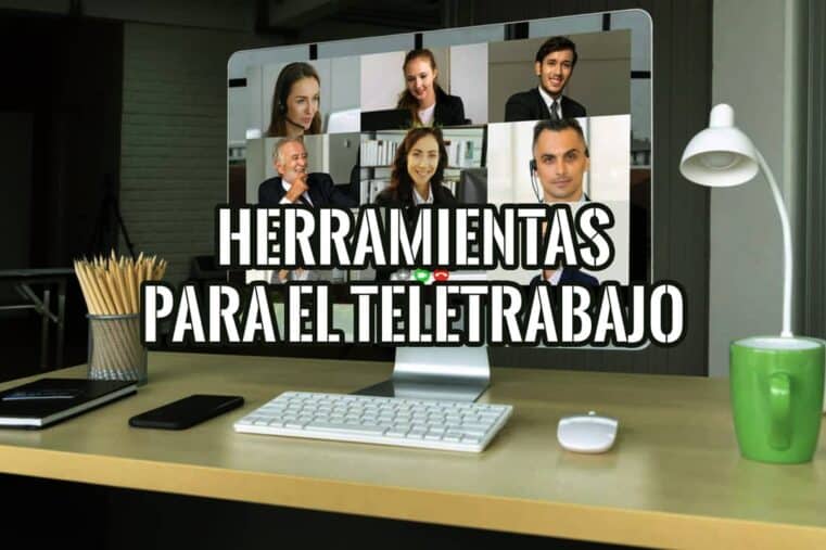 Ordenador con una videollamada de equipo sobre un escritorio y el texto Herramientas para el teletrabajo