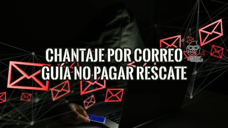 Ciberdelincuente encapuchado realizando un chantaje por correo electrónico desde su portátil.