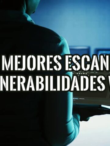 Experto en ciberseguridad en un centro de datos, sosteniendo un portátil para escanear vulnerabilidades web.