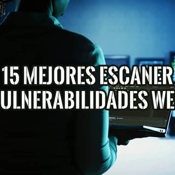 Experto en ciberseguridad en un centro de datos, sosteniendo un portátil para escanear vulnerabilidades web.