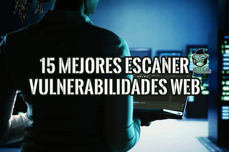 Experto en ciberseguridad en un centro de datos, sosteniendo un portátil para escanear vulnerabilidades web.