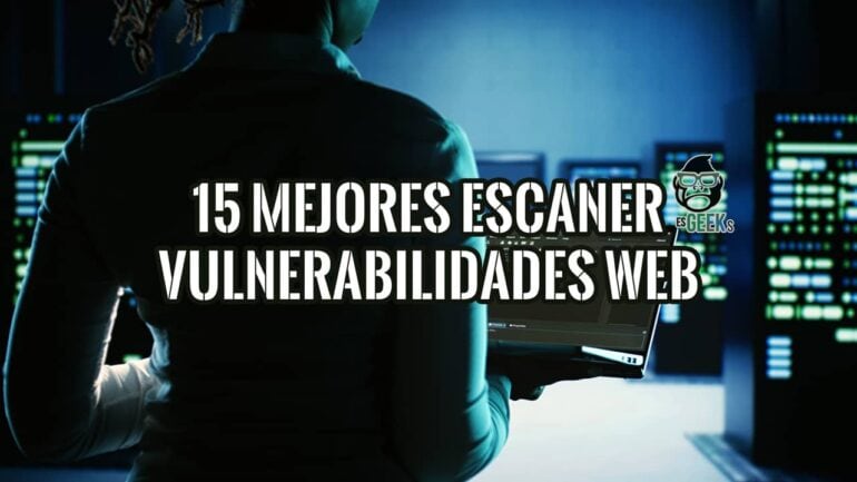 Experto en ciberseguridad en un centro de datos, sosteniendo un portátil para escanear vulnerabilidades web.