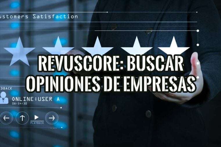 Persona usando la interfaz de Revuscore para buscar opiniones de empresas y consultar la valoración de satisfacción del cliente.