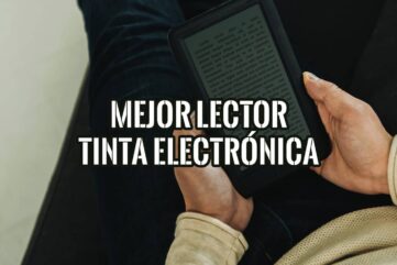Una persona sosteniendo el mejor lector de tinta electrónica mientras lee cómodamente.