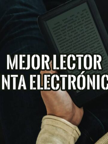 Una persona sosteniendo el mejor lector de tinta electrónica mientras lee cómodamente.