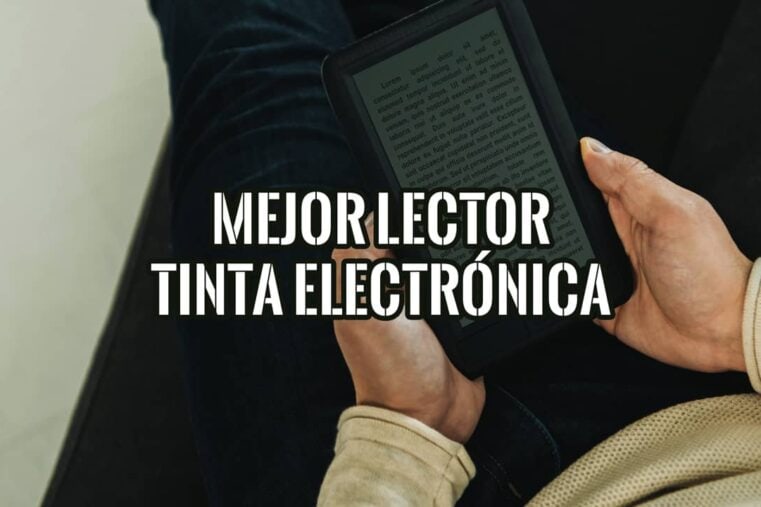 Una persona sosteniendo el mejor lector de tinta electrónica mientras lee cómodamente.