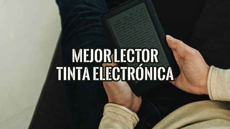 Una persona sosteniendo el mejor lector de tinta electrónica mientras lee cómodamente.