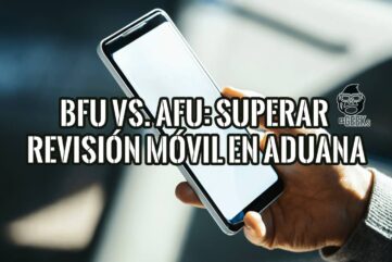 Mano entregando un smartphone para una revisión de móvil en la aduana.