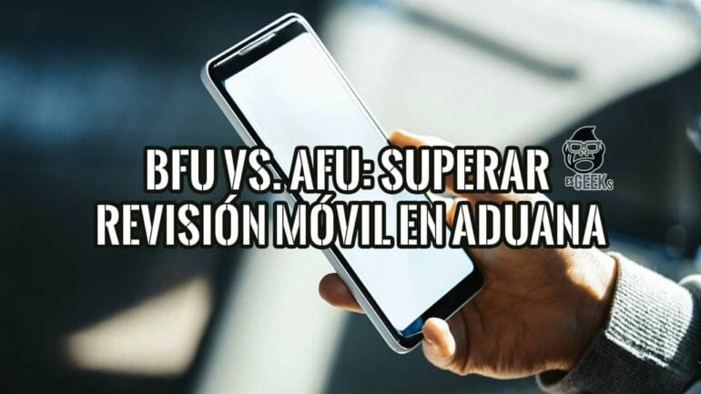 Mano entregando un smartphone para una revisión de móvil en la aduana.