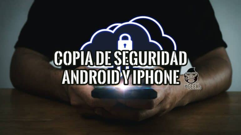 Manos con un smartphone y un icono de nube con candado y flechas: copia de seguridad del móvil en la nube