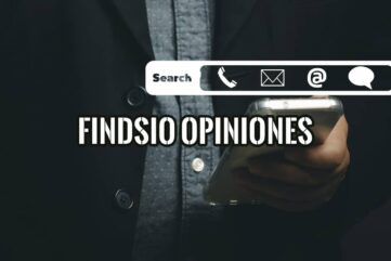 Persona con un smartphone y una barra de búsqueda con iconos de teléfono, email y chat, sobre el texto "Findsio Opiniones"