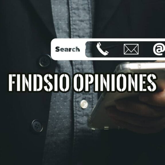 Persona con un smartphone y una barra de búsqueda con iconos de teléfono, email y chat, sobre el texto "Findsio Opiniones"