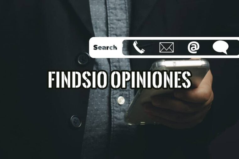 Persona con un smartphone y una barra de búsqueda con iconos de teléfono, email y chat, sobre el texto "Findsio Opiniones"