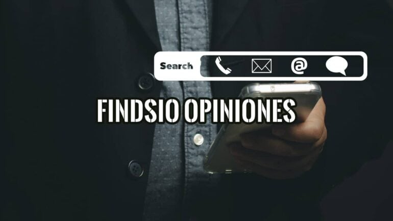 Persona con un smartphone y una barra de búsqueda con iconos de teléfono, email y chat, sobre el texto "Findsio Opiniones"