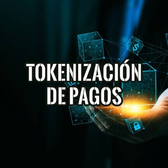 Empresario sostiene bloques digitales conectados y un candado, la tokenización de pagos que protege el negocio