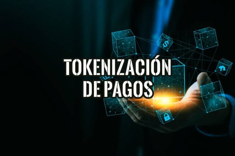 Empresario sostiene bloques digitales conectados y un candado, la tokenización de pagos que protege el negocio