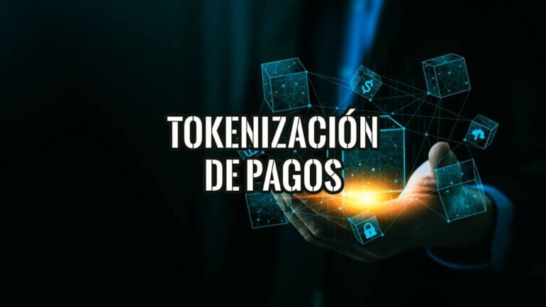 Empresario sostiene bloques digitales conectados y un candado, la tokenización de pagos que protege el negocio