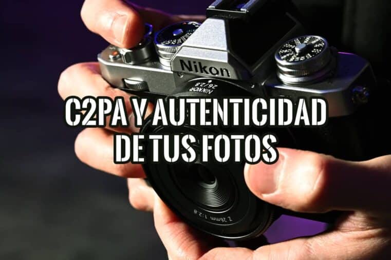 Cámara Nikon sostenida entre las manos, ilustrando C2PA y la autenticidad de las fotos