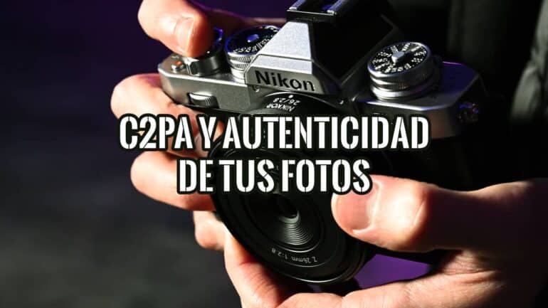 Cámara Nikon sostenida entre las manos, ilustrando C2PA y la autenticidad de las fotos