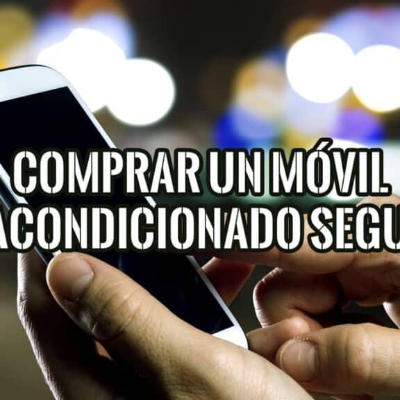 Manos sosteniendo un móvil de noche, sobre cómo comprar un móvil reacondicionado seguro