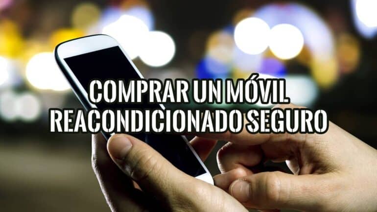 Manos sosteniendo un móvil de noche, sobre cómo comprar un móvil reacondicionado seguro