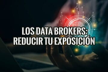 Mano sosteniendo una huella dactilar digital sobre un portátil, la exposición de tus datos personales ante los data brokers.