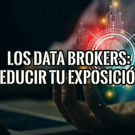 Mano sosteniendo una huella dactilar digital sobre un portátil, la exposición de tus datos personales ante los data brokers.