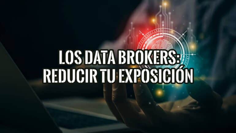 Mano sosteniendo una huella dactilar digital sobre un portátil, la exposición de tus datos personales ante los data brokers.